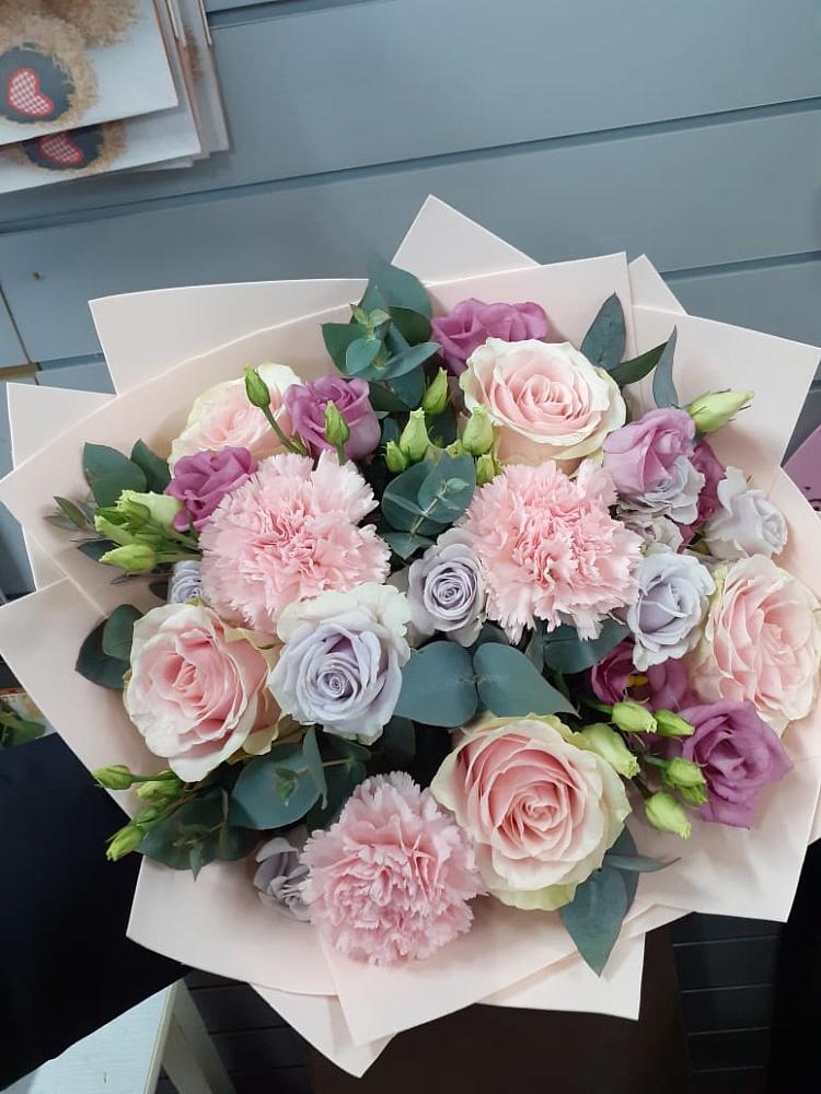 Букет цветов из: Розы, Гвоздики и Лизиантусы в Большом Царыне