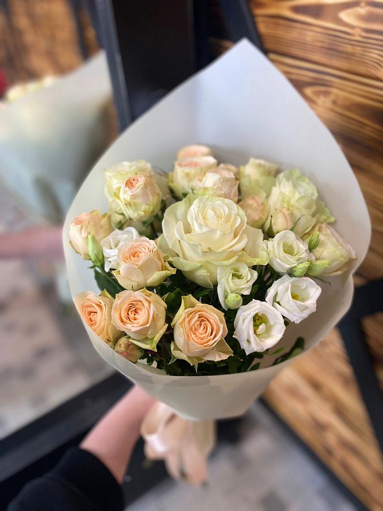 Букет цветов из: Розы и Лизиантусы в Большом Царыне